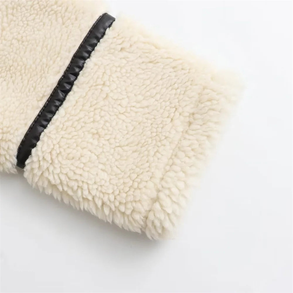 Zeitloser Wintertraum: Die cremefarbene Teddyjacke mit Stil