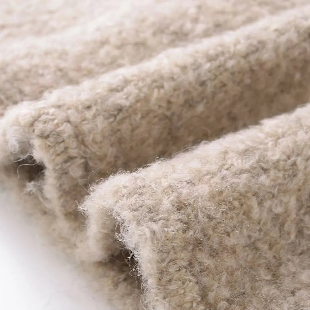 Die Bouclé- Strickjacke mit Blüten- Knöpfen