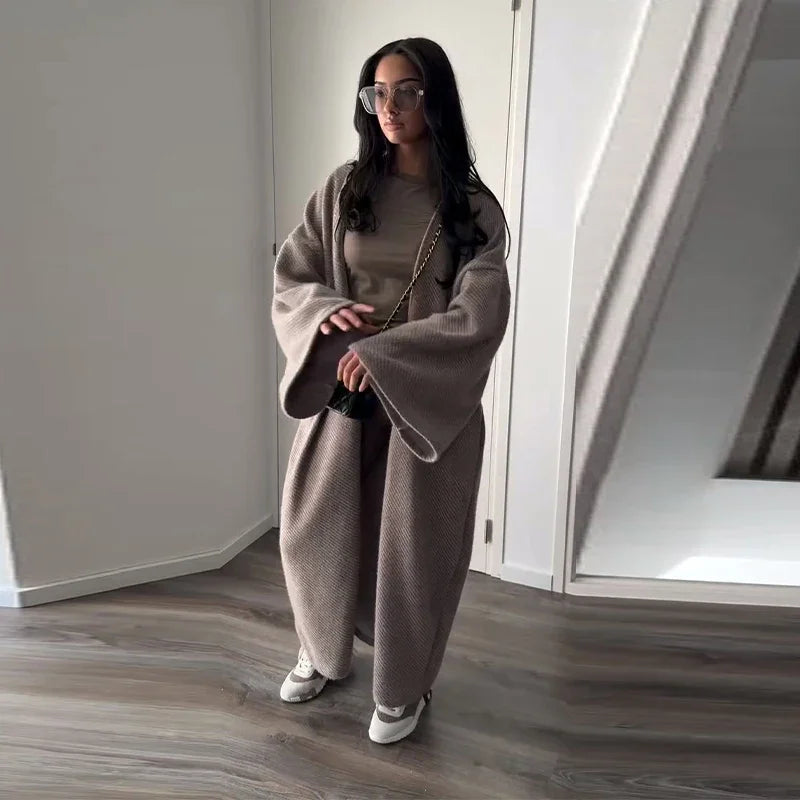 Oversized Cozy: Der Maxi-Strick-Cardigan in Taupe für Layering-Looks