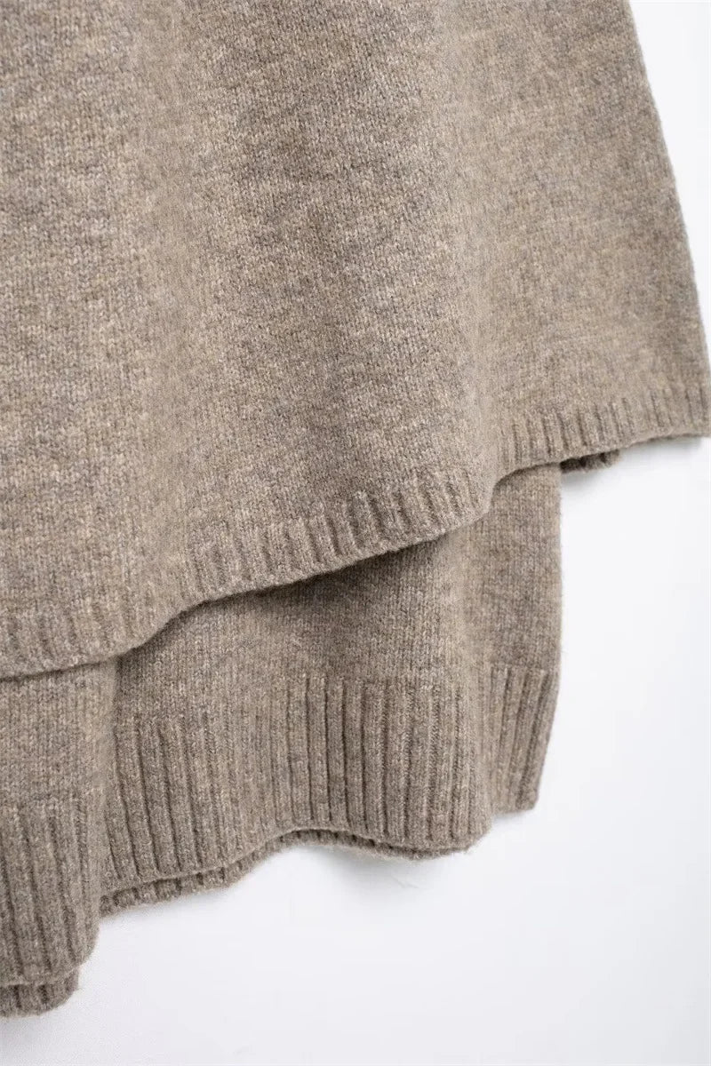 Elegantes Strickcape mit Knopfleiste