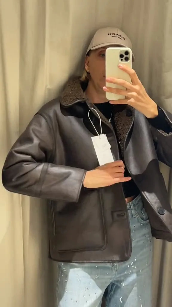 Kuscheliger Chic: Die braune Teddyjacke für stilvolle Wärme