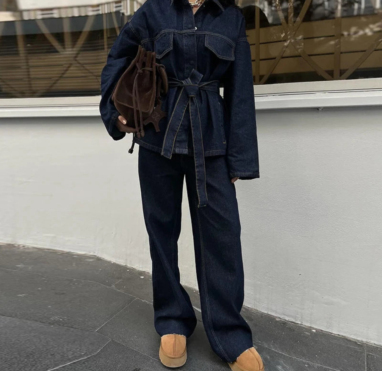 Eleganter Jeans-Anzug mit Gürtel-Jacke