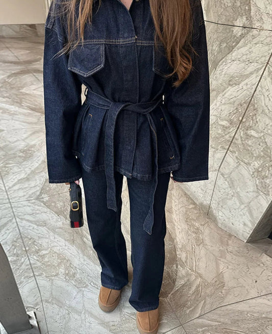 Eleganter Jeans-Anzug mit Gürtel-Jacke