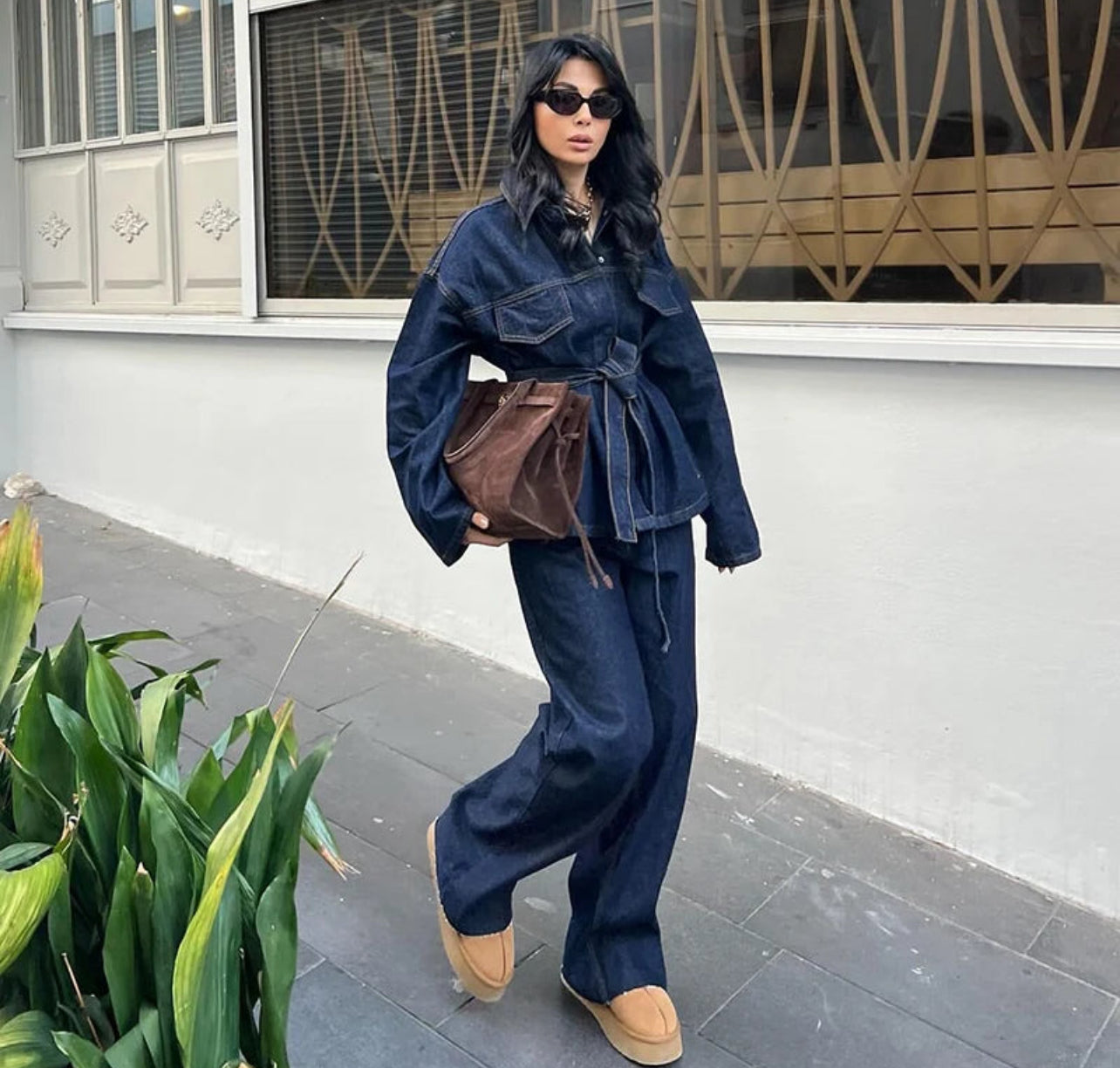 Eleganter Jeans-Anzug mit Gürtel-Jacke