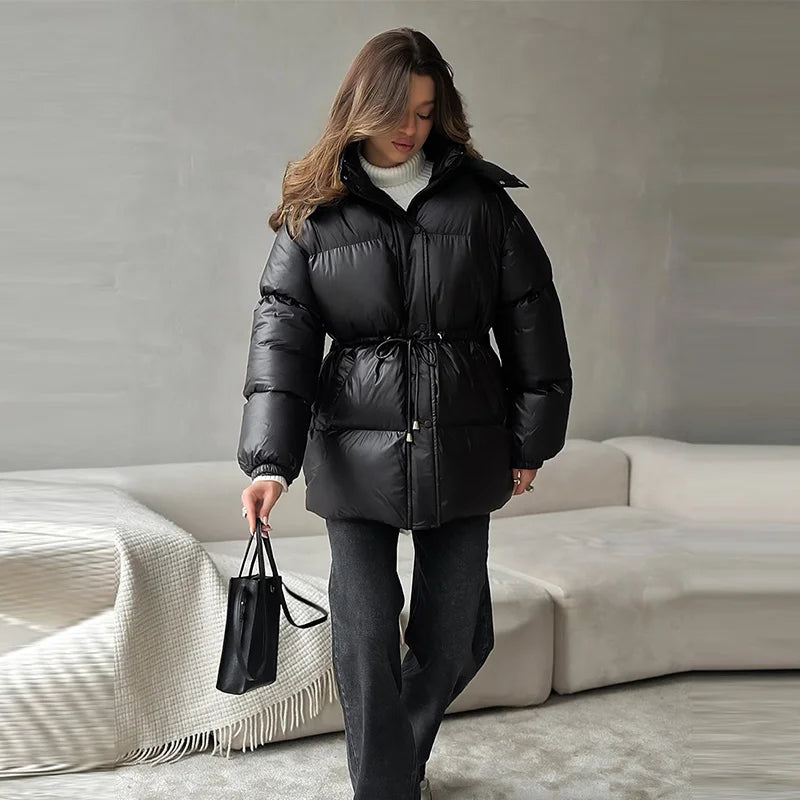 Fashion-Forward Wärme: Schokoladenbraune Pufferjacke mit figurbetonter Taille