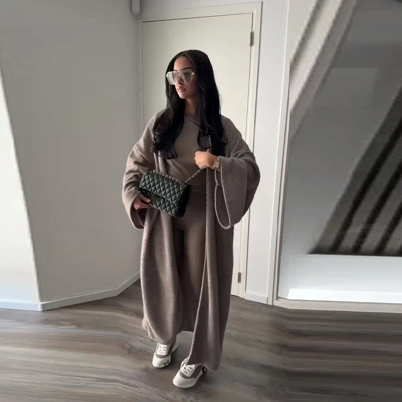 Oversized Cozy: Der Maxi-Strick-Cardigan in Taupe für Layering-Looks