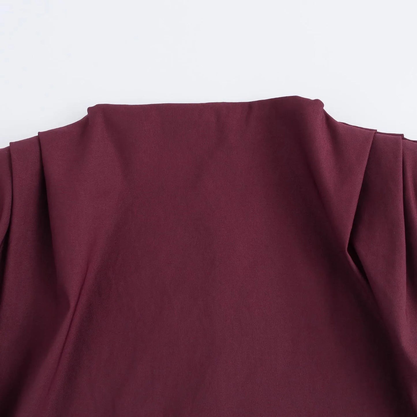 Skulpturales Top Eleganz in Bordeaux