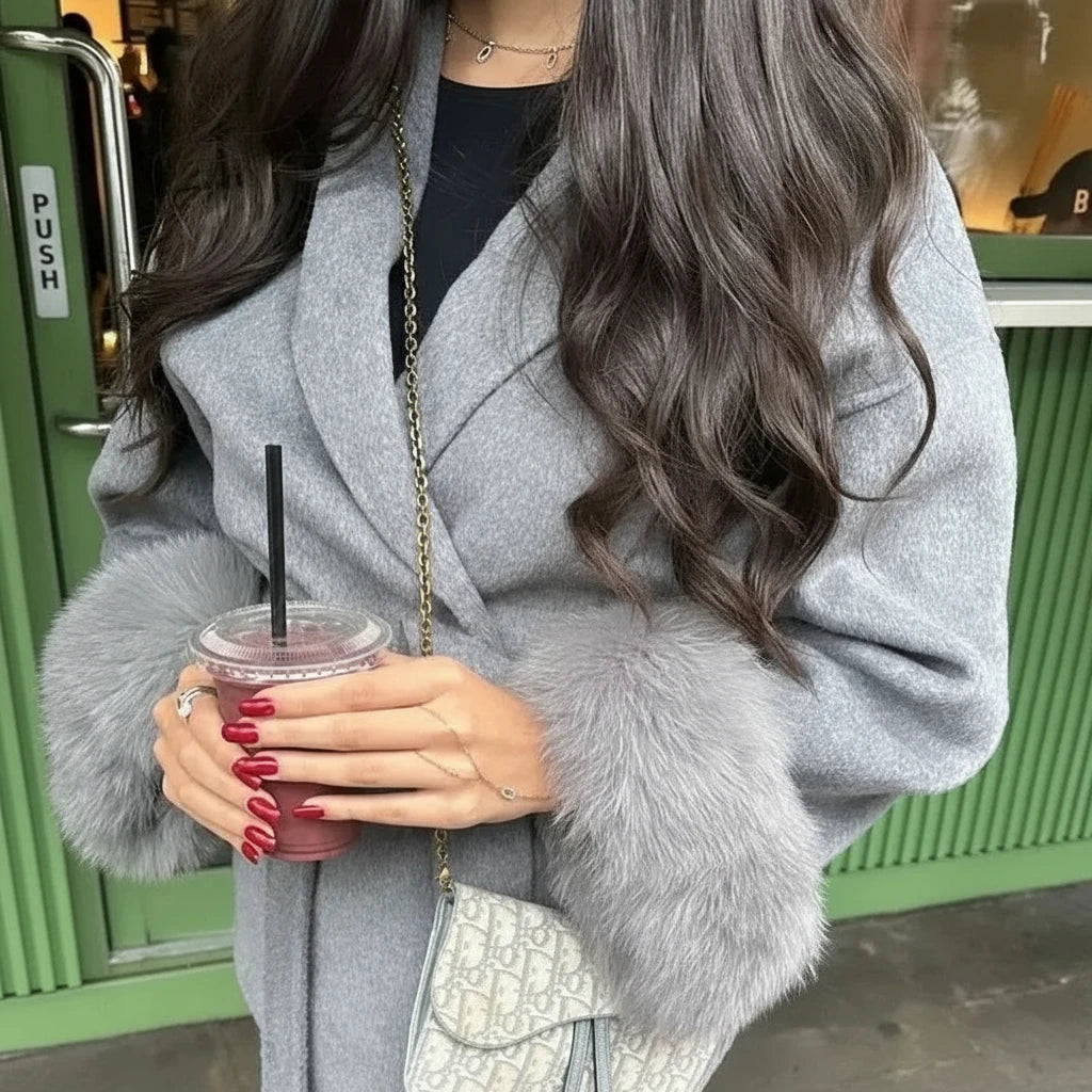 Pure Eleganz: Kurzer Wickelmantel mit luxuriösen Fell-Akzenten