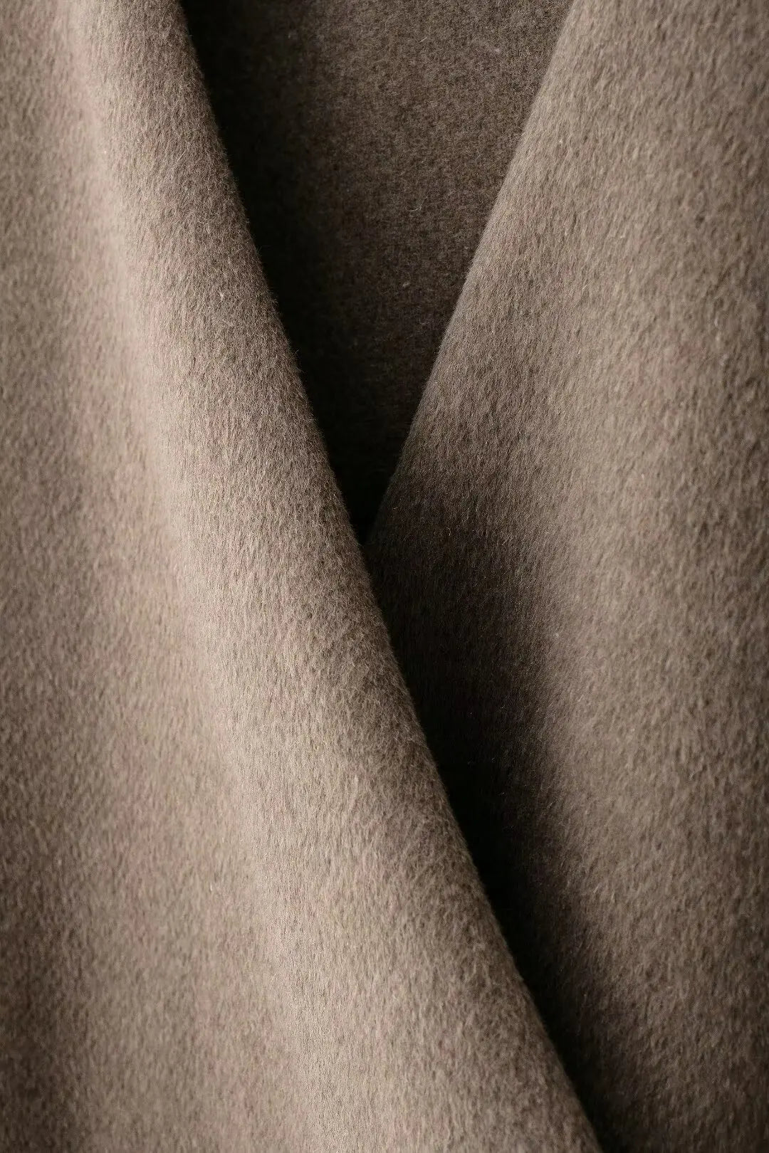 Couture-Finish: Elegante Woll-Wickeljacke in Mokka mit Taillengürtel