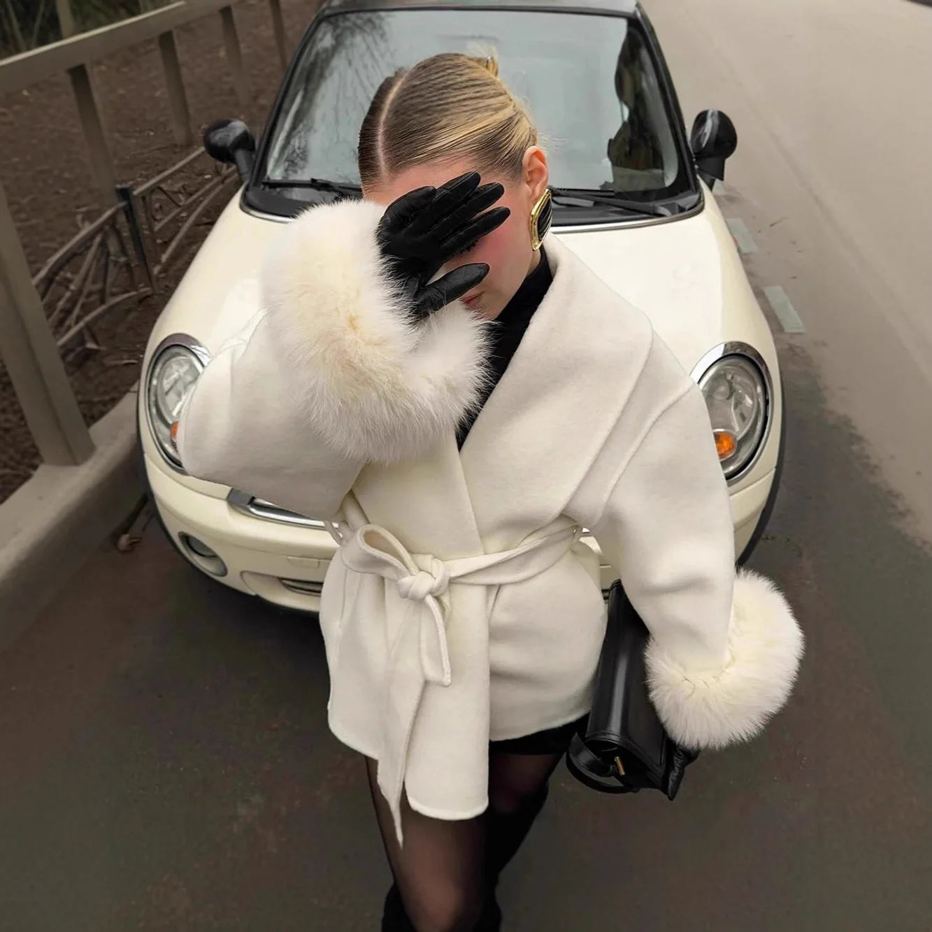 Pure Eleganz: Kurzer Wickelmantel mit luxuriösen Fell-Akzenten