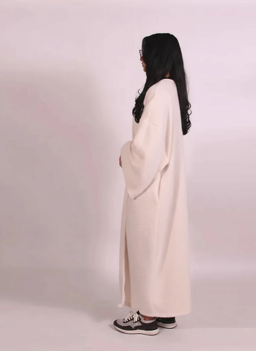 Oversized Cozy: Der Maxi-Strick-Cardigan in Taupe für Layering-Looks