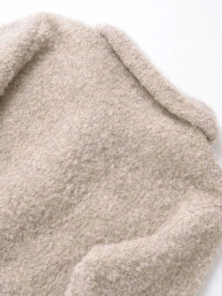 Die Bouclé- Strickjacke mit Blüten- Knöpfen