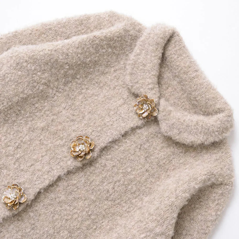 Die Bouclé- Strickjacke mit Blüten- Knöpfen