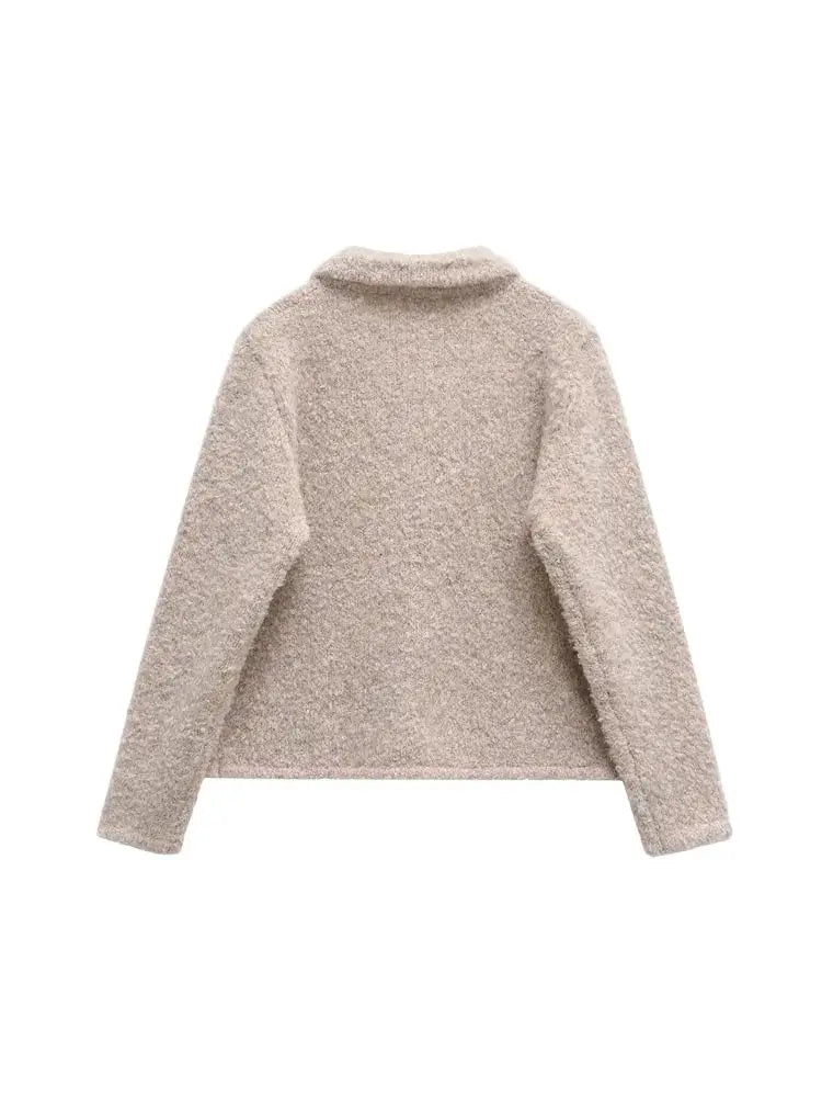 Die Bouclé- Strickjacke mit Blüten- Knöpfen