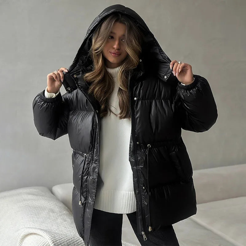 Fashion-Forward Wärme: Schokoladenbraune Pufferjacke mit figurbetonter Taille