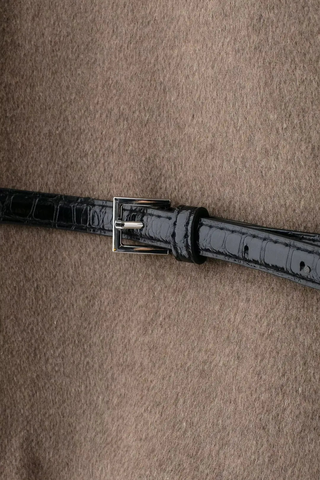 Couture-Finish: Elegante Woll-Wickeljacke in Mokka mit Taillengürtel