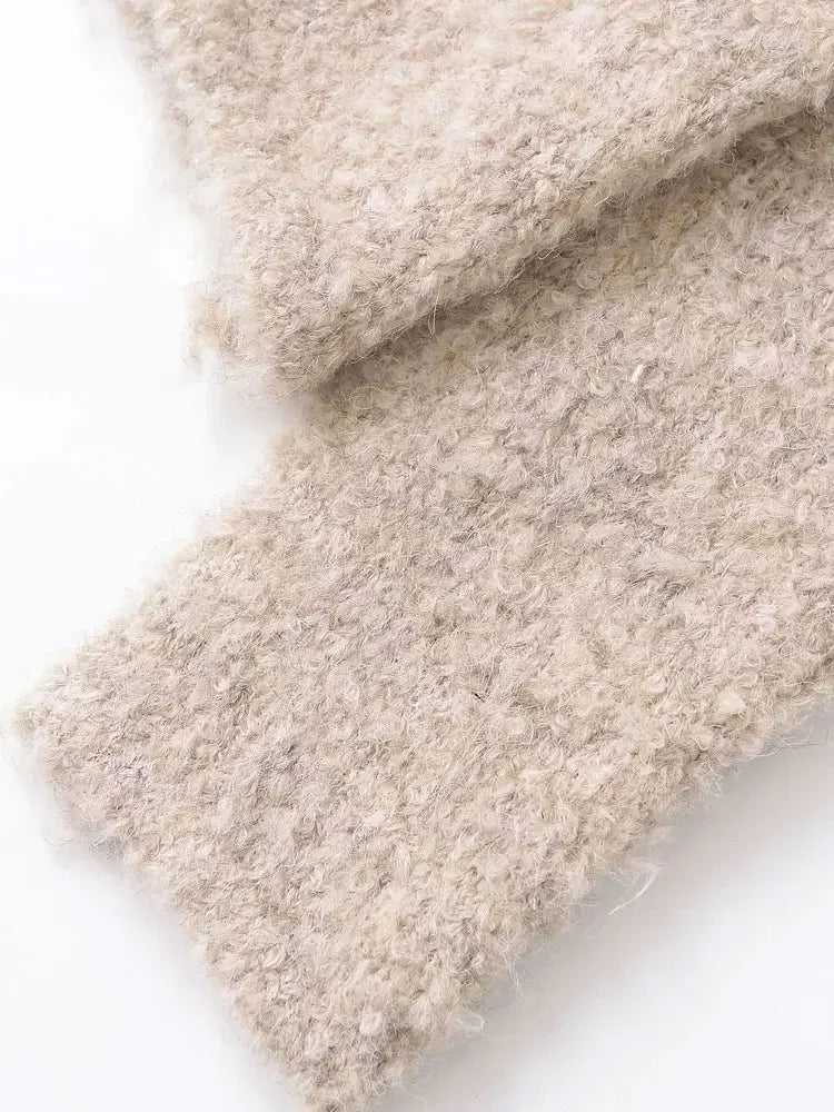 Die Bouclé- Strickjacke mit Blüten- Knöpfen