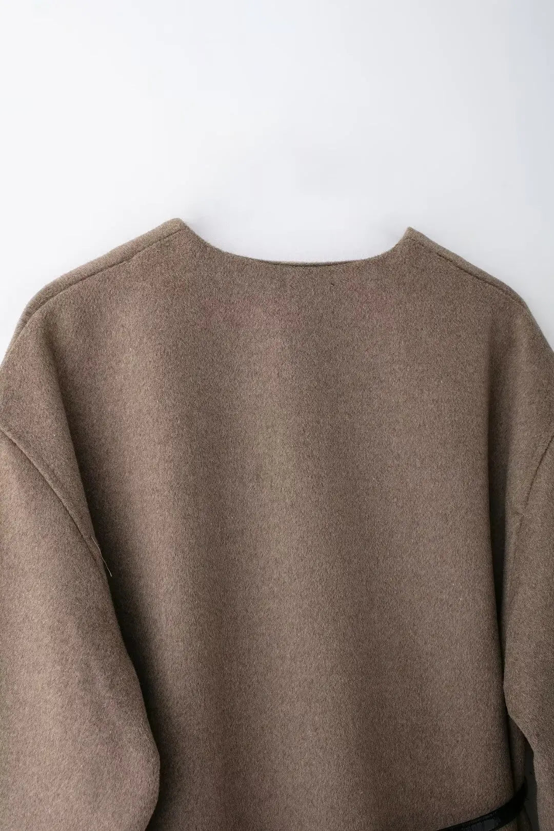 Couture-Finish: Elegante Woll-Wickeljacke in Mokka mit Taillengürtel