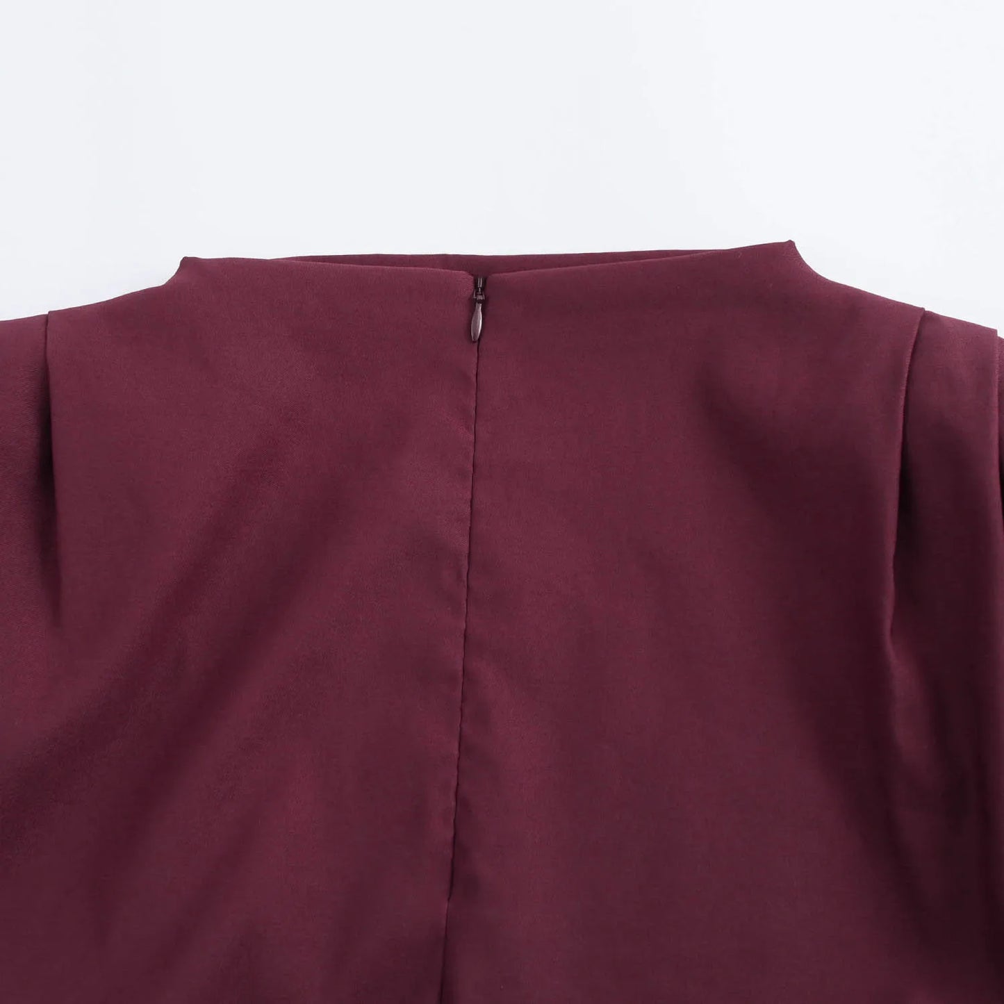 Skulpturales Top Eleganz in Bordeaux