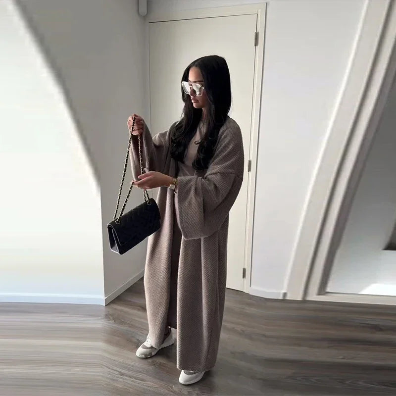 Oversized Cozy: Der Maxi-Strick-Cardigan in Taupe für Layering-Looks