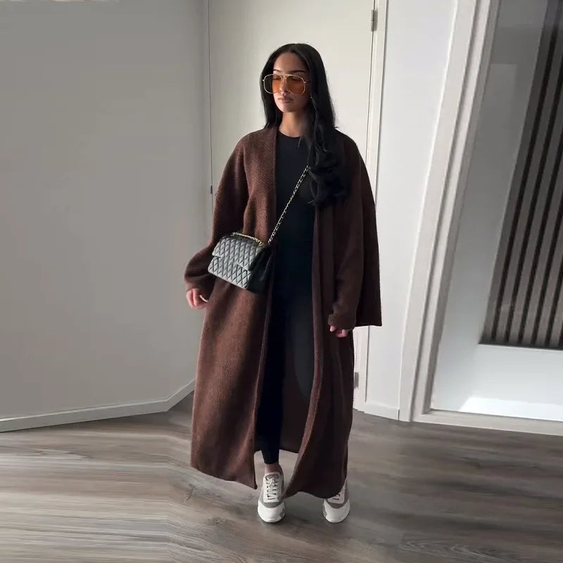 Oversized Cozy: Der Maxi-Strick-Cardigan in Taupe für Layering-Looks