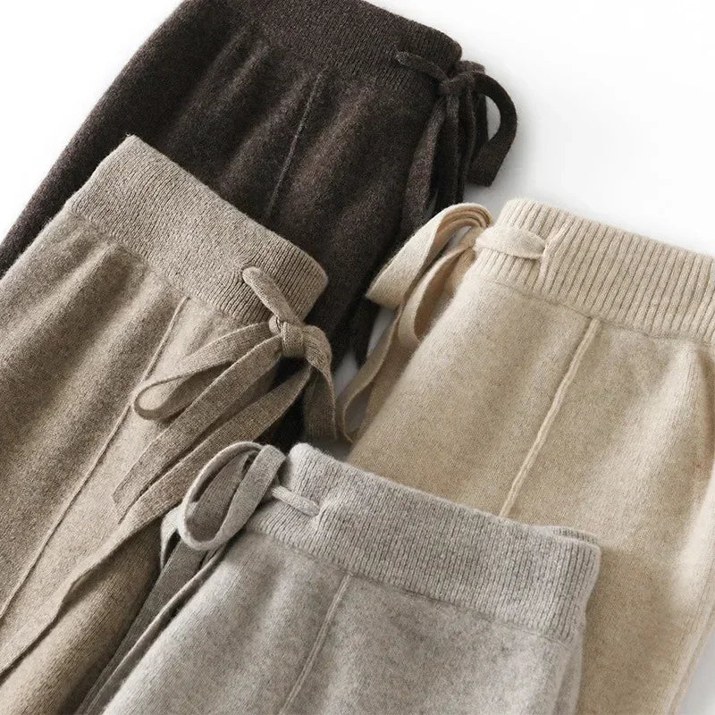 Kaschmir-Komfort: Luxuriöse Wide-Leg Strickhose für stilvolles Lounging