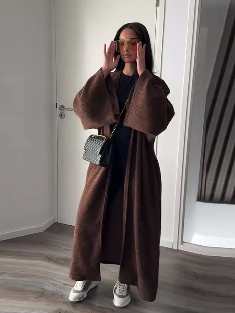 Oversized Cozy: Der Maxi-Strick-Cardigan in Taupe für Layering-Looks