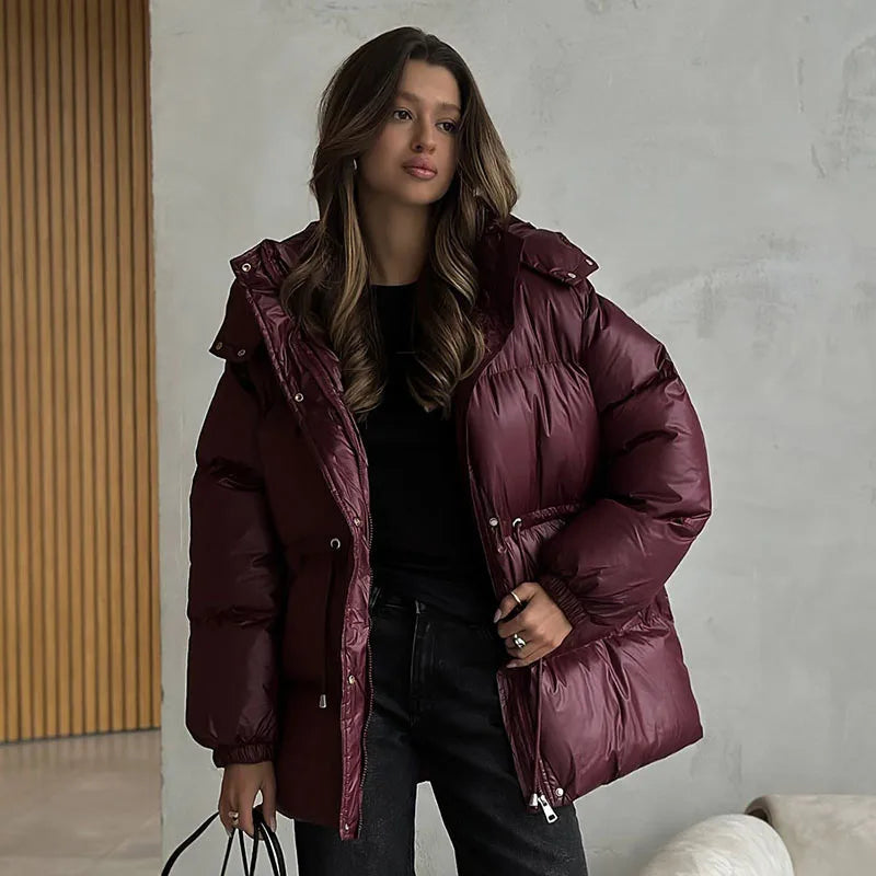 Fashion-Forward Wärme: Schokoladenbraune Pufferjacke mit figurbetonter Taille
