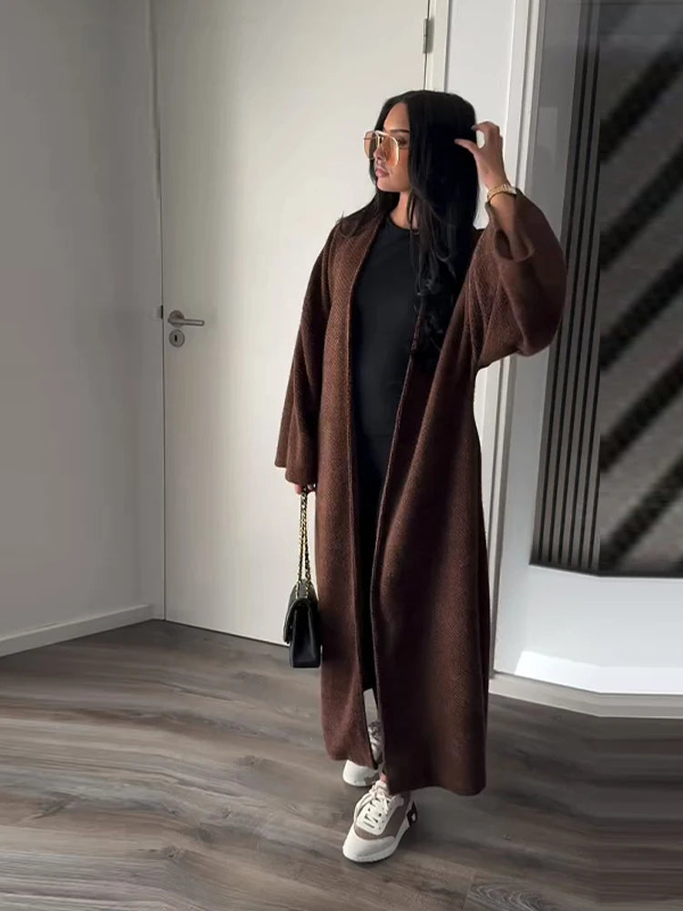 Oversized Cozy: Der Maxi-Strick-Cardigan in Taupe für Layering-Looks