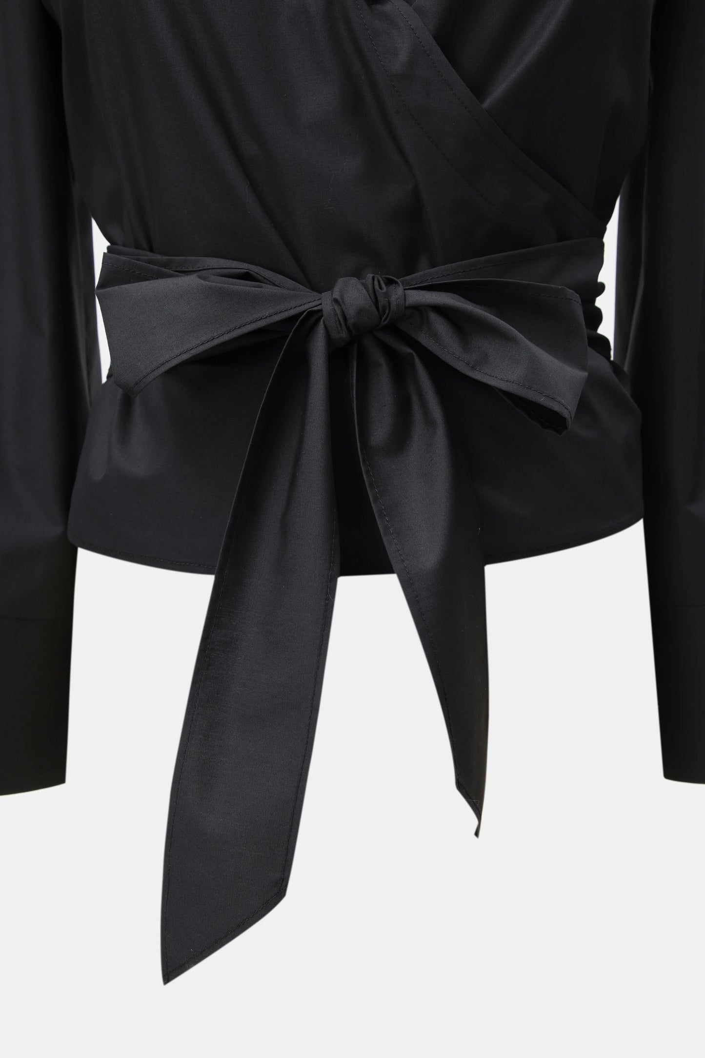 Wickelbluse mit Statement-Schleife – modern & stilvoll