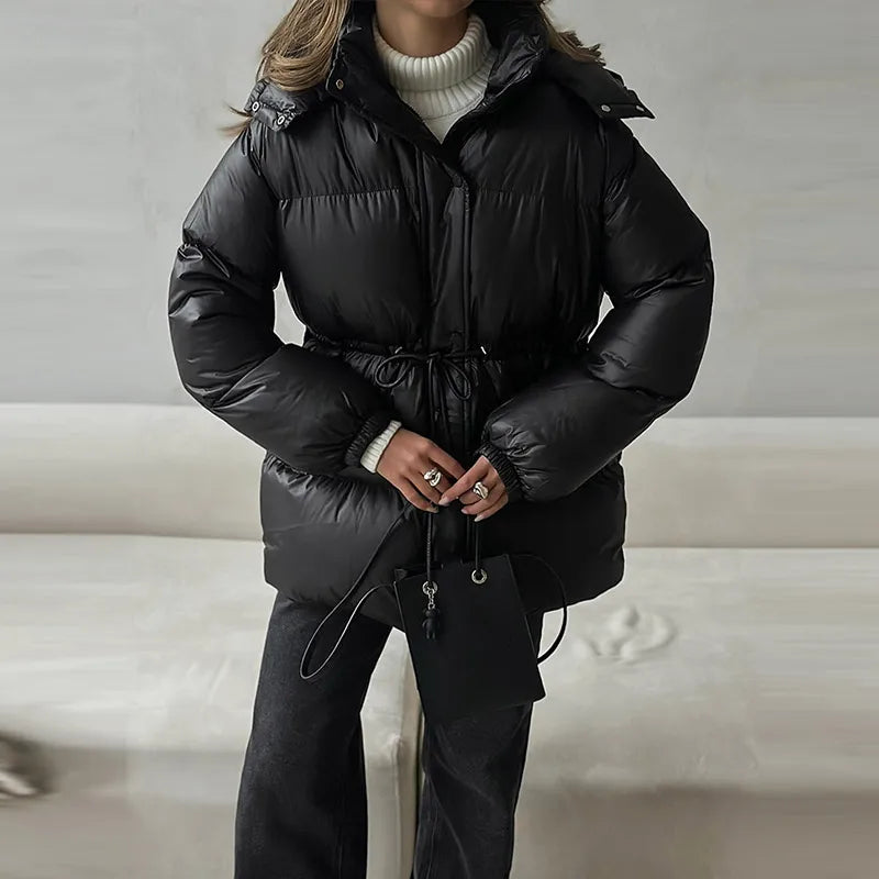 Fashion-Forward Wärme: Schokoladenbraune Pufferjacke mit figurbetonter Taille