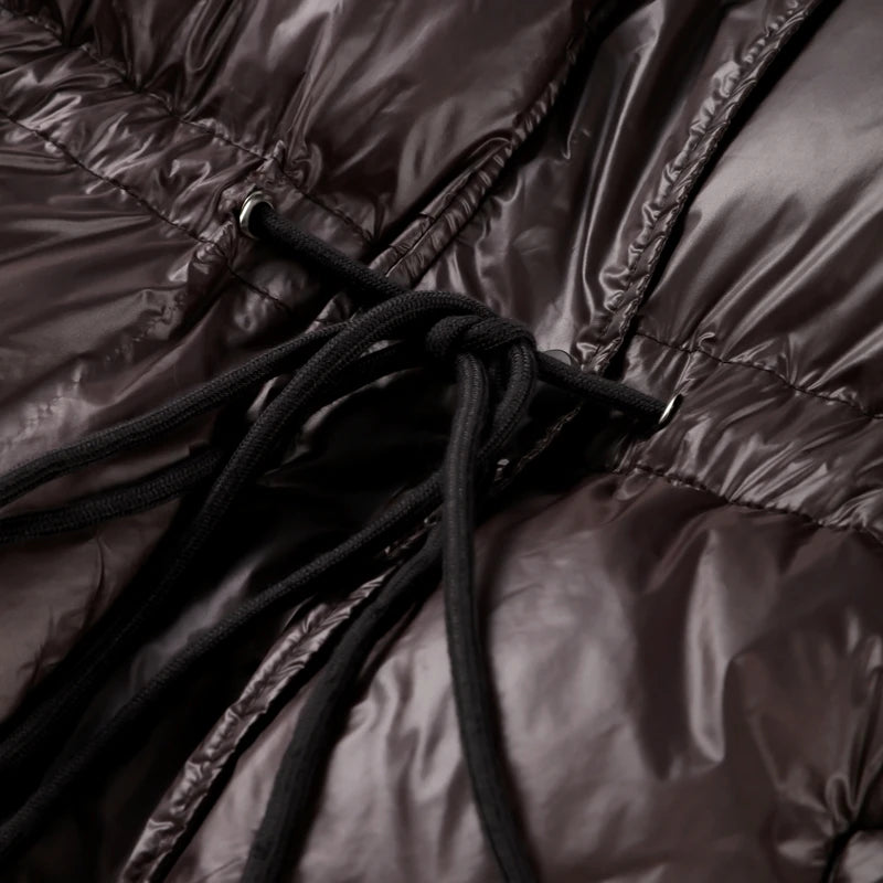 Fashion-Forward Wärme: Schokoladenbraune Pufferjacke mit figurbetonter Taille