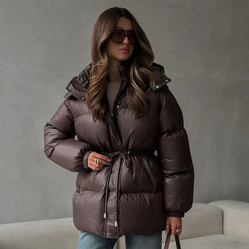 Fashion-Forward Wärme: Schokoladenbraune Pufferjacke mit figurbetonter Taille