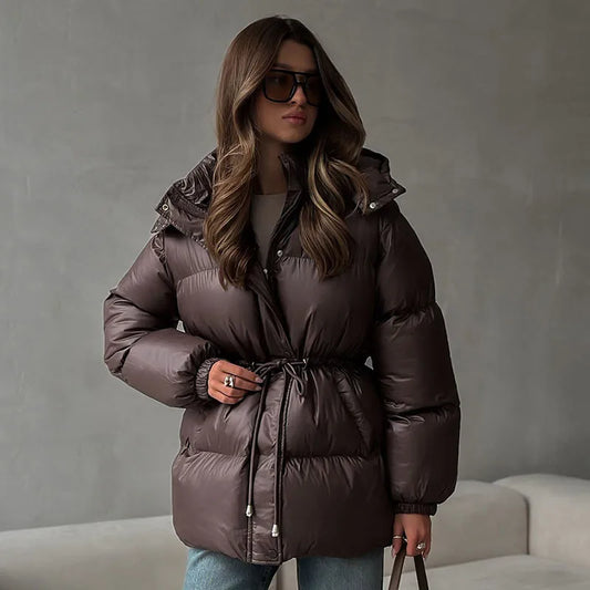 Fashion-Forward Wärme: Schokoladenbraune Pufferjacke mit figurbetonter Taille