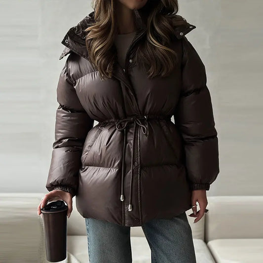 Fashion-Forward Wärme: Schokoladenbraune Pufferjacke mit figurbetonter Taille