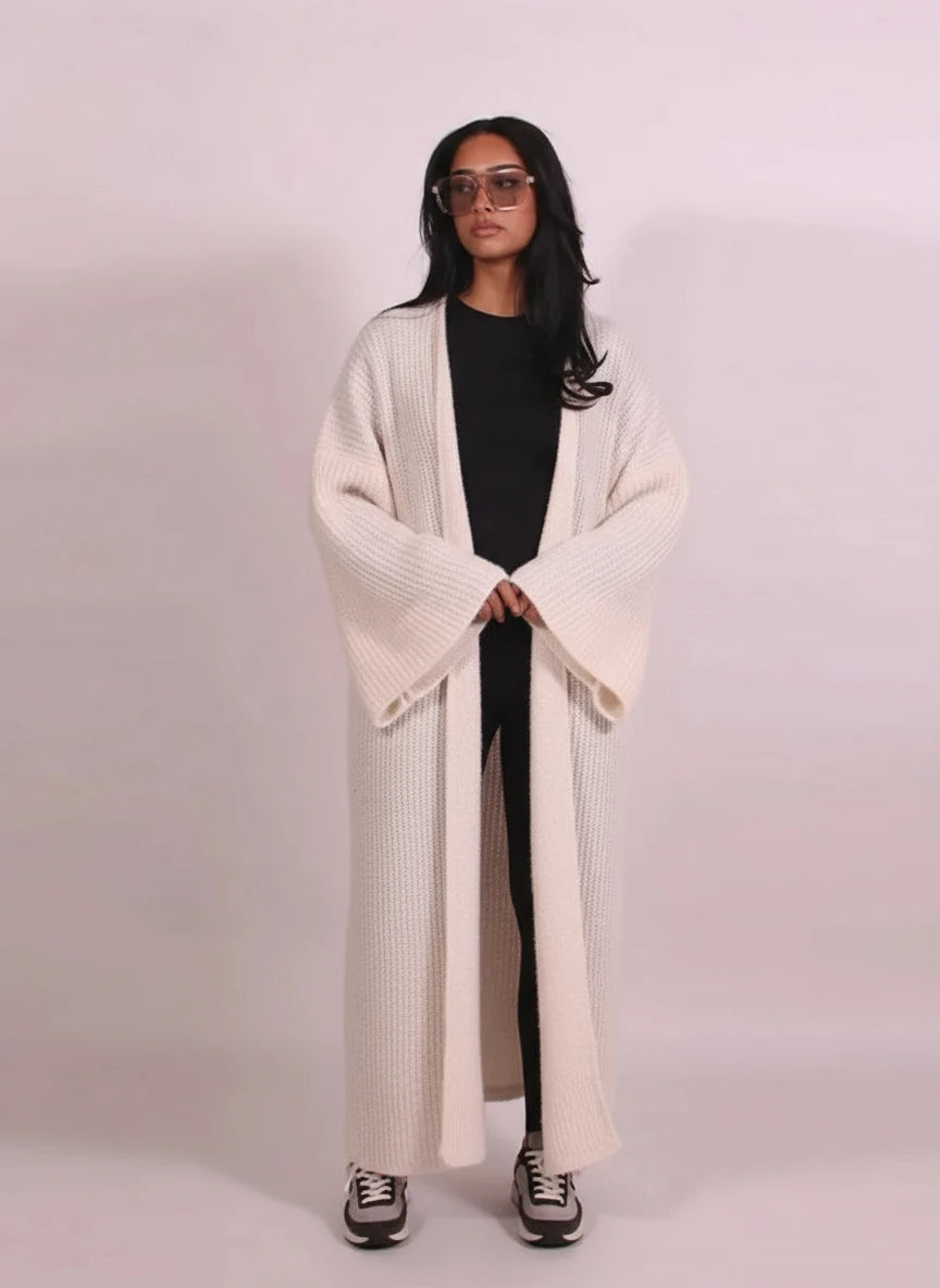 Oversized Cozy: Der Maxi-Strick-Cardigan in Taupe für Layering-Looks