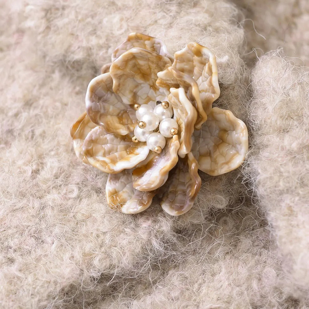 Die Bouclé- Strickjacke mit Blüten- Knöpfen