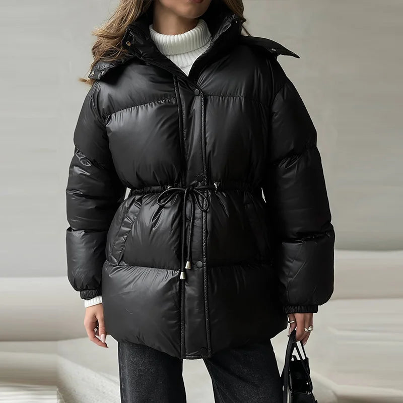 Fashion-Forward Wärme: Schokoladenbraune Pufferjacke mit figurbetonter Taille