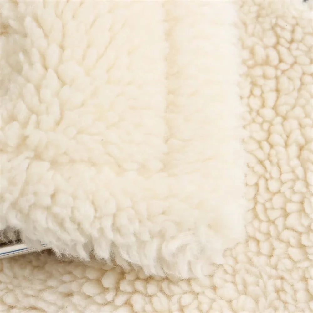 Zeitloser Wintertraum: Die cremefarbene Teddyjacke mit Stil