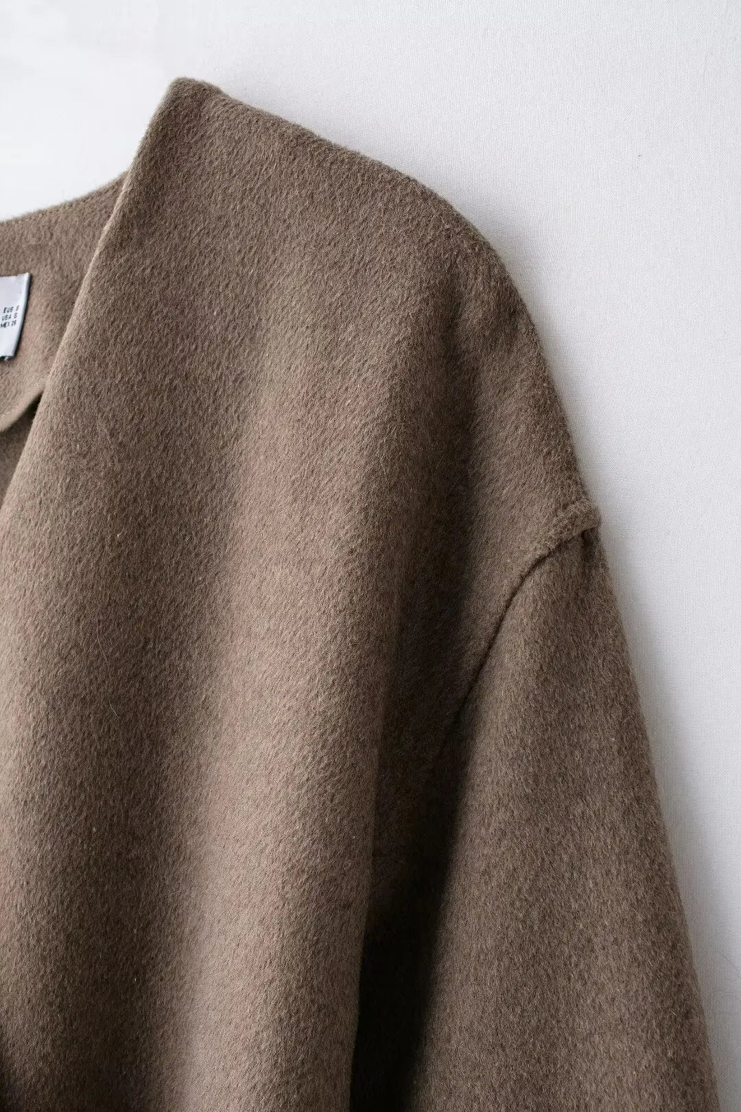 Couture-Finish: Elegante Woll-Wickeljacke in Mokka mit Taillengürtel