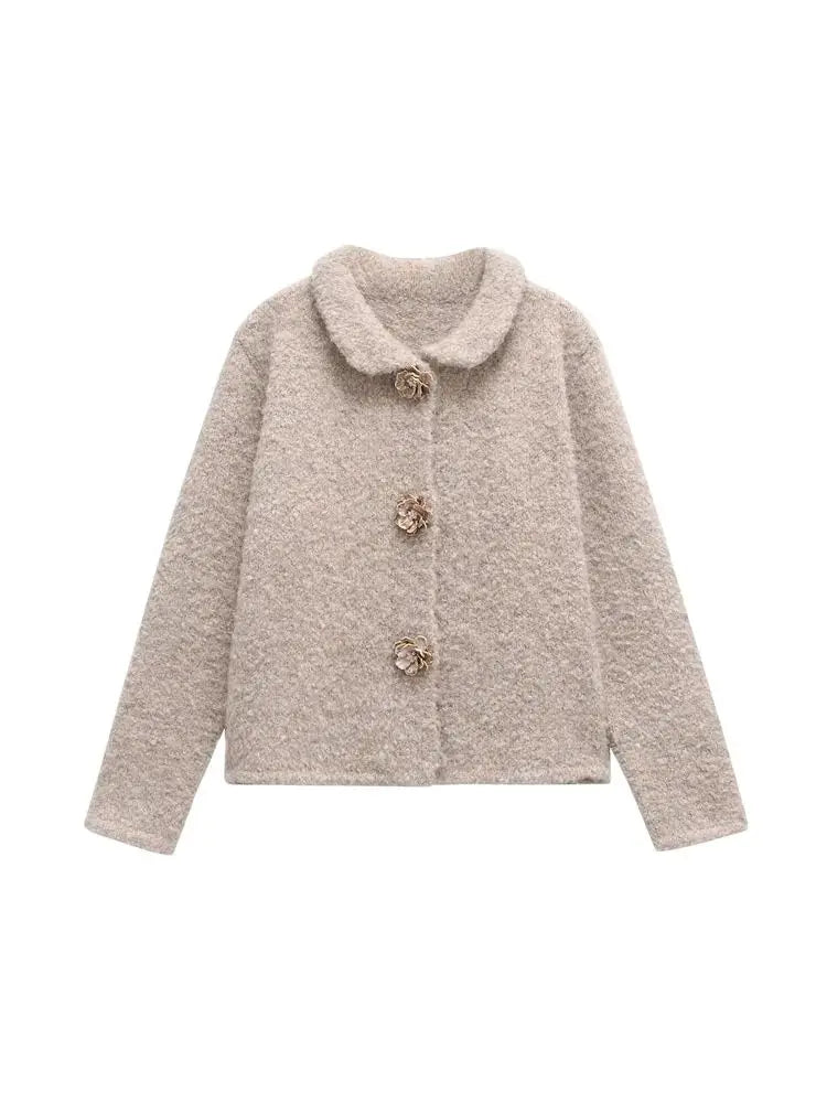 Die Bouclé- Strickjacke mit Blüten- Knöpfen