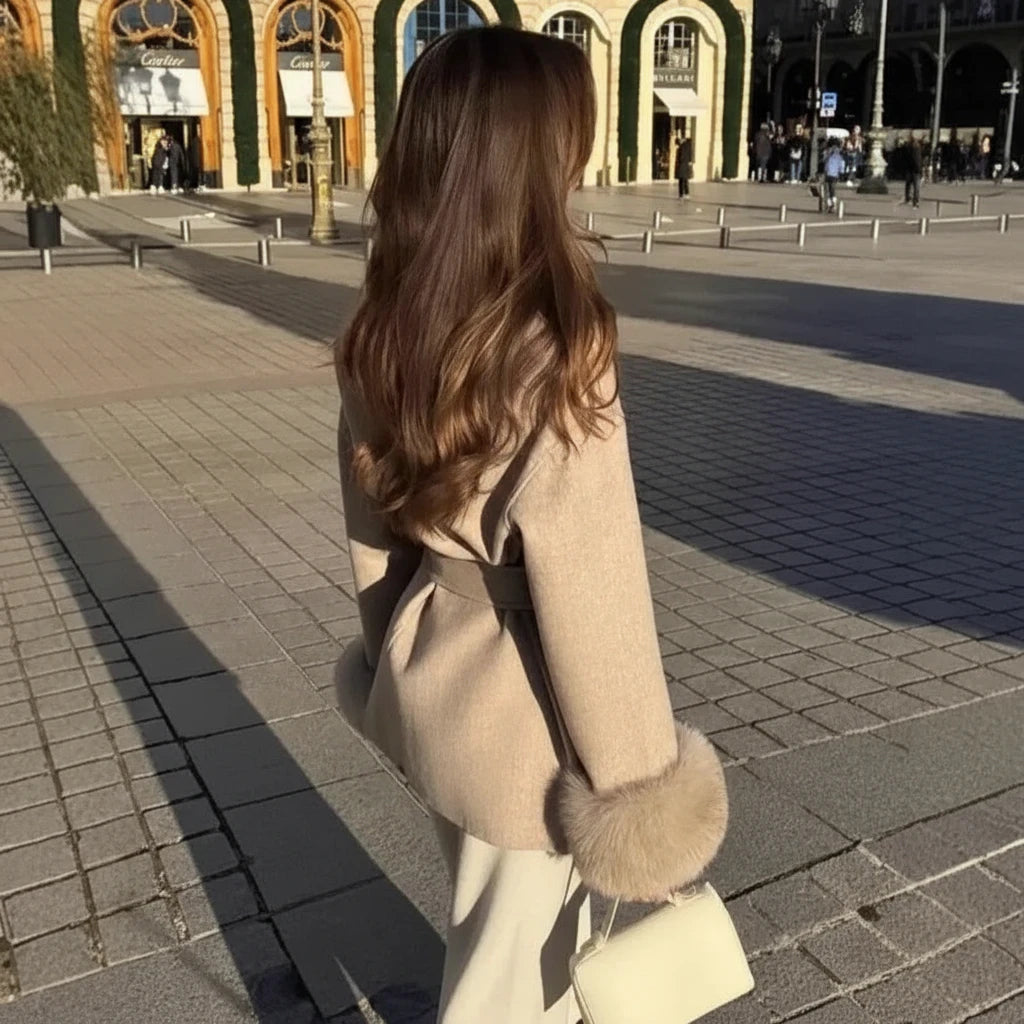 Pure Eleganz: Kurzer Wickelmantel mit luxuriösen Fell-Akzenten