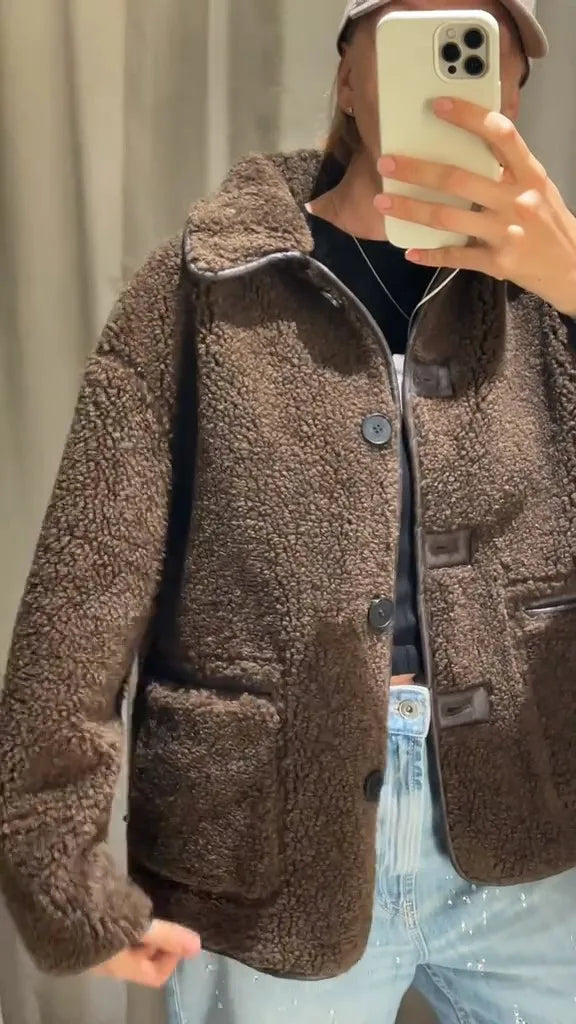 Kuscheliger Chic: Die braune Teddyjacke für stilvolle Wärme