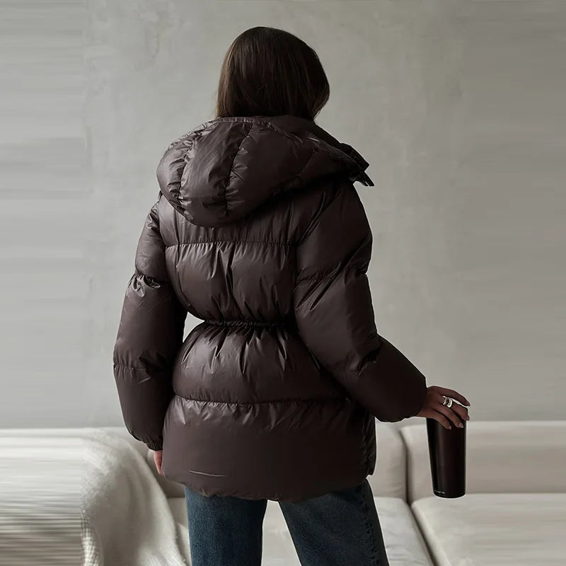 Fashion-Forward Wärme: Schokoladenbraune Pufferjacke mit figurbetonter Taille