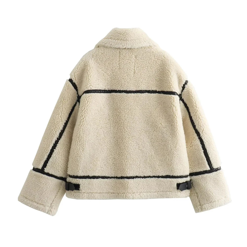 Zeitloser Wintertraum: Die cremefarbene Teddyjacke mit Stil