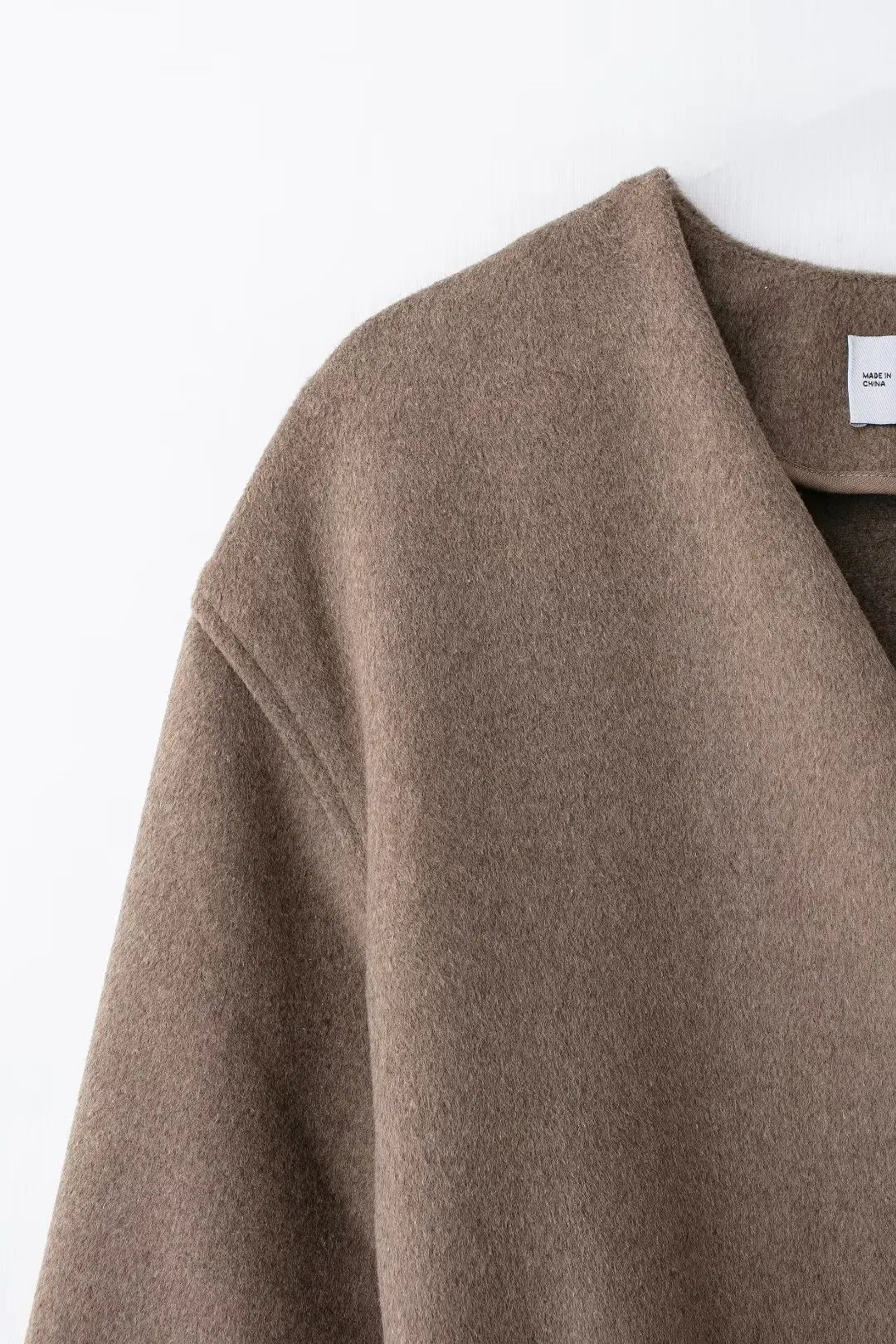 Couture-Finish: Elegante Woll-Wickeljacke in Mokka mit Taillengürtel