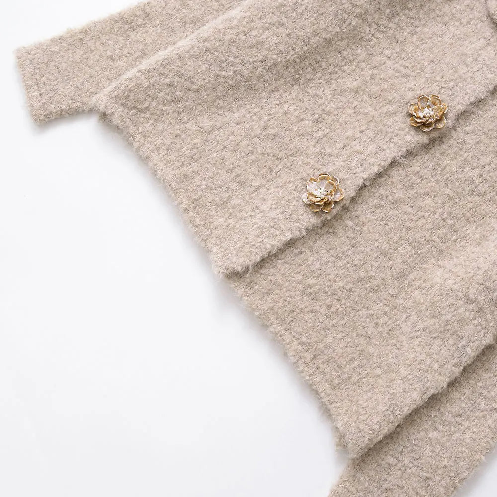 Die Bouclé- Strickjacke mit Blüten- Knöpfen