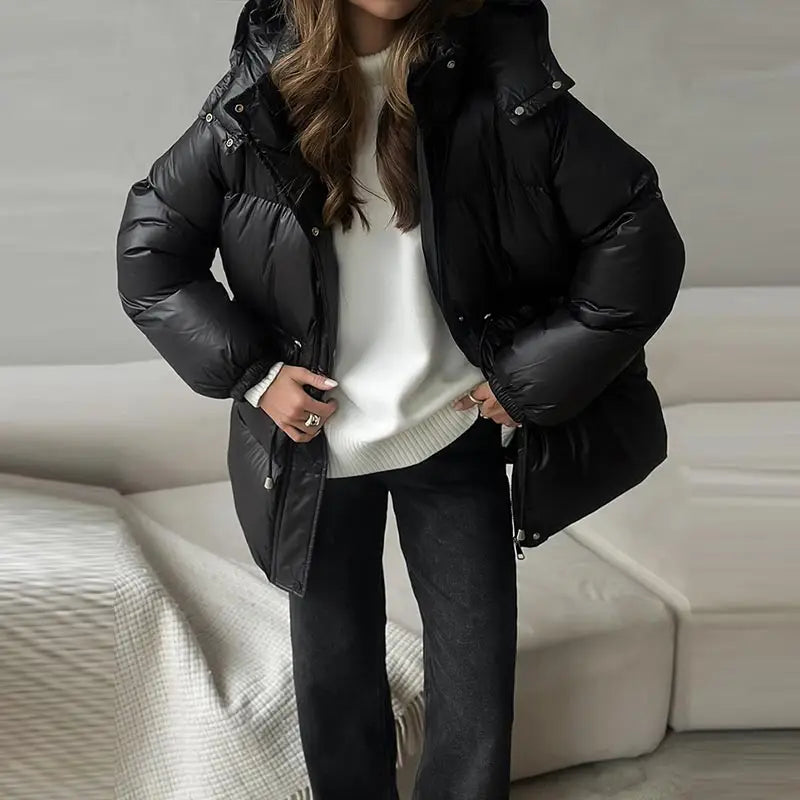 Fashion-Forward Wärme: Schokoladenbraune Pufferjacke mit figurbetonter Taille