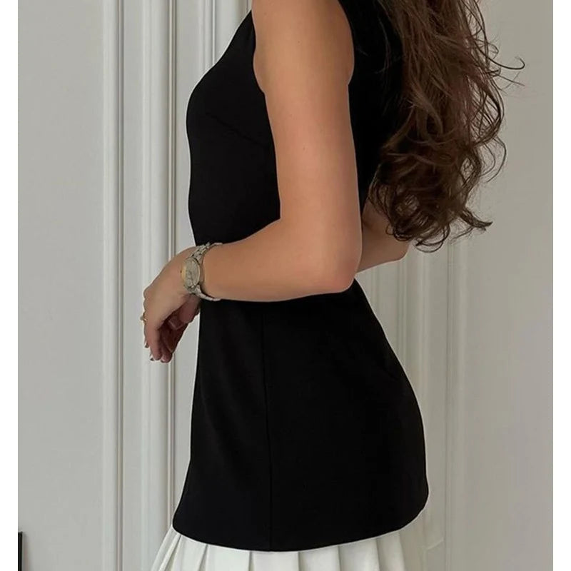 Kontrast-Chic: Elegantes Mini-Kleid mit verspieltem Plissee-Volant