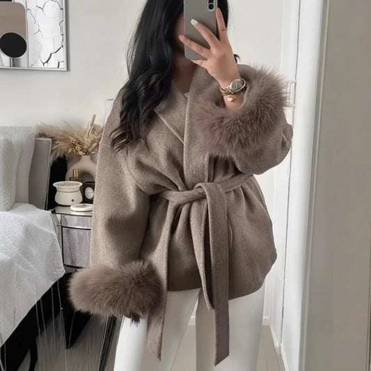 Pure Eleganz: Kurzer Wickelmantel mit luxuriösen Fell-Akzenten